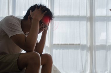 Acı çeken genç bir Asyalı. Sağlık sorunu kavramı