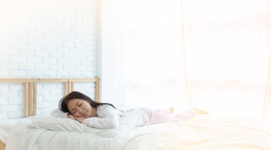 Genç Asyalı kadın yatakta. Uyurken sağlık kavramı