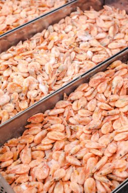 Bir vitrinde karides seti