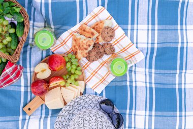  Bir yaz gününde çim piknik-sepet, üzüm, peynir, ekmek, elma-yaz açık rekreasyon kavramı 