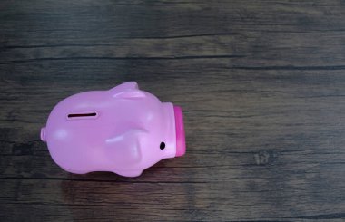 Ahşap arka planda pembe kumbara manzarası