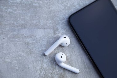 Beyaz Kablosuz Kulaklıklı Siyah Lüks Akıllı Telefon