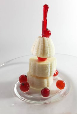 Kırmızı frenk üzümü ve muz. Faydalı meyvelerin fotoğrafı. Vejetaryen 