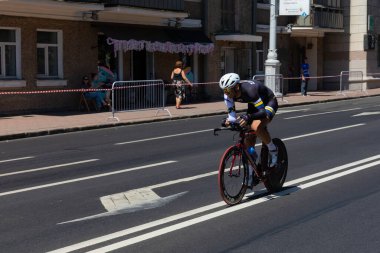 Minsk, Beyaz Rusya - 25 Haziran 2019: Haibike'daki bisikletçi, 25 Haziran 2019'da Minsk, Beyaz Rusya'da düzenlenen 2.