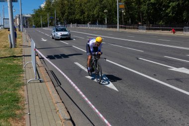 MINSK, BELARUS - 25 Haziran 2019: Slovakya 'dan bisikletçi Man Split Start Bireysel Yarış' a 25 Haziran 2019 tarihinde Beyaz Rusya 'nın Minsk kentinde katılmıştır.