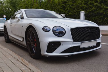 Beyaz yepyeni lüks spor araba Bentley Continental GT 2018 coupe