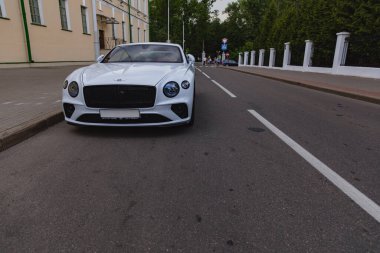 Beyaz yepyeni lüks spor araba Bentley Continental GT 2018 coupe