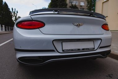 Beyaz yepyeni lüks spor araba Bentley Continental GT 2018 coupe