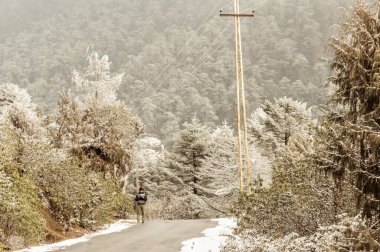 Leh Manali Highway, Hindistan, Aralık 2018 - Bir Göçebe Turist Banjara Yaya Commuter İnsanlar Rüzgarlı karlı sisli çamurlu düz adım himalaya dağ yolu yanında kış tatilinde bekliyor.