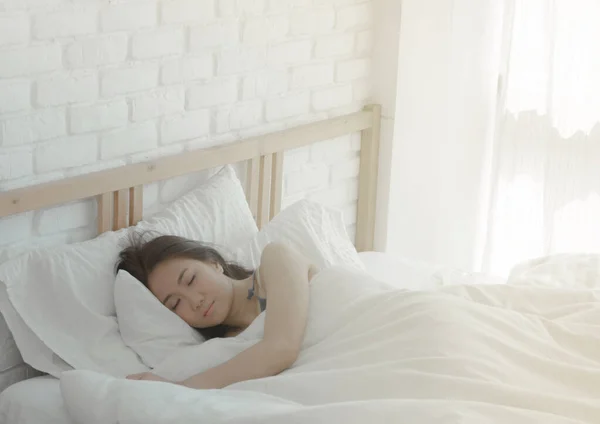 Yatakta Uyuyan Güzel Genç Asyalı Kadın — Stok fotoğraf