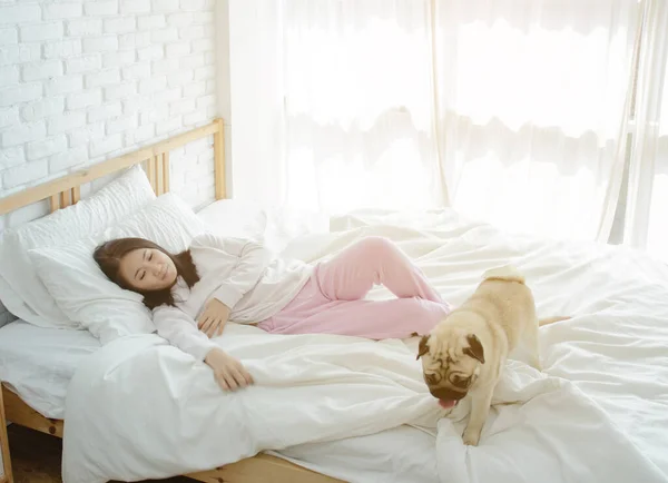 Joven Mujer Durmiendo Con Perro Cama — Foto de Stock