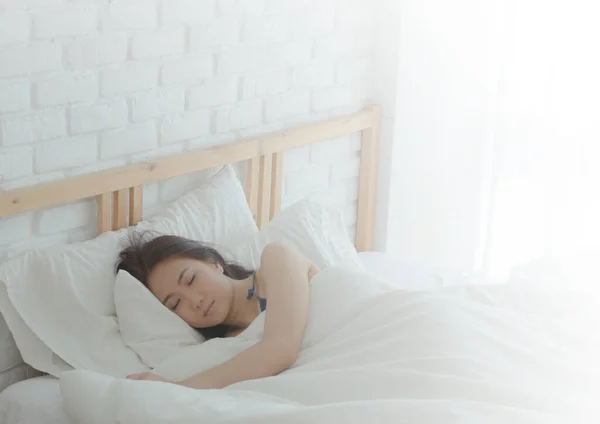 ベッドでアジアの若い女性 睡眠における健康コンセプト — ストック写真
