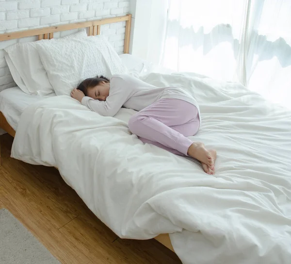 Beyaz Yatakta Uyuyan Asyalı Kadın — Stok fotoğraf