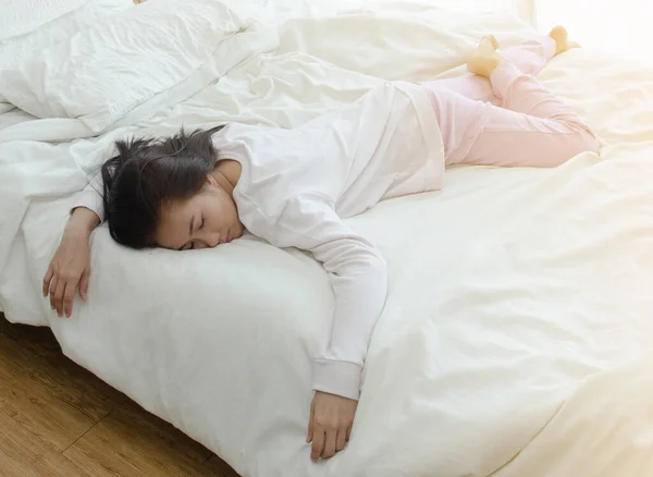 ベッドでアジアの若い女性 睡眠における健康コンセプト — ストック写真