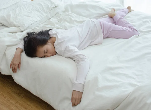 Азіатська Жінка Спить Білому Ліжку — стокове фото