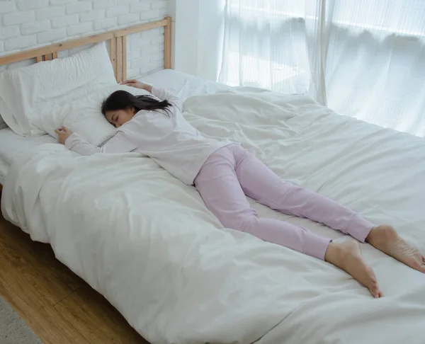 Mulher Asiática Dormindo Cama Branca — Fotografia de Stock
