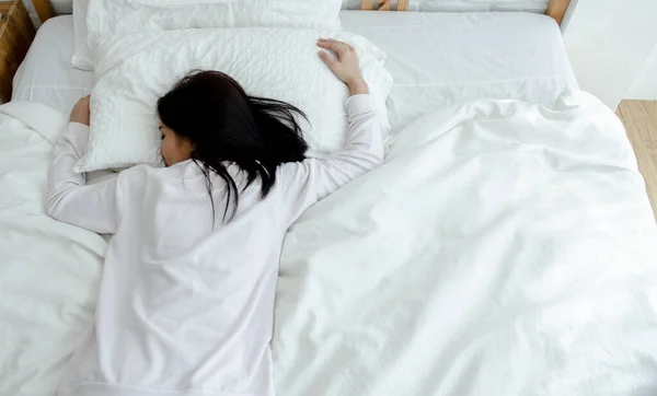 睡在白色床上的亚洲女人 — 图库照片