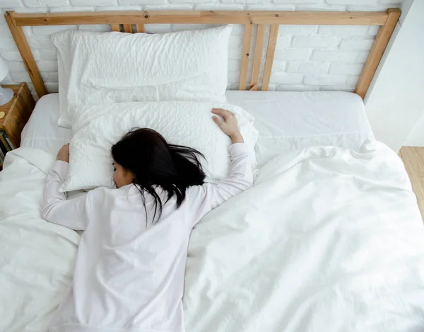 年轻的亚洲女人在床上 睡眠中的健康概念 — 图库照片