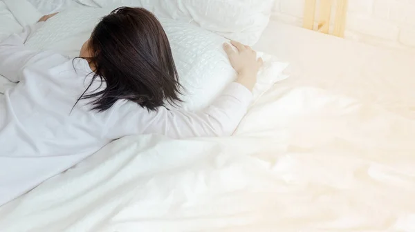 Mulher Asiática Dormindo Cama Branca — Fotografia de Stock
