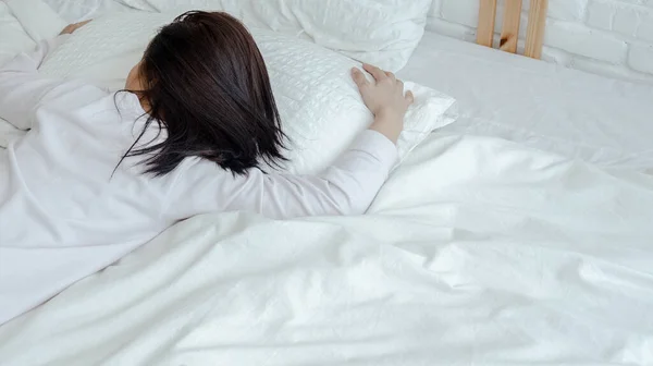 Mujer Asiática Durmiendo Cama Blanca — Foto de Stock