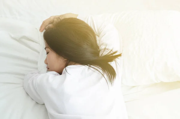 Genç Asyalı Kadın Yatakta Uyurken Sağlık Kavramı — Stok fotoğraf