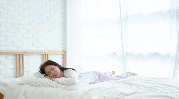 年轻的亚洲女人在床上 睡眠中的健康概念 — 图库照片