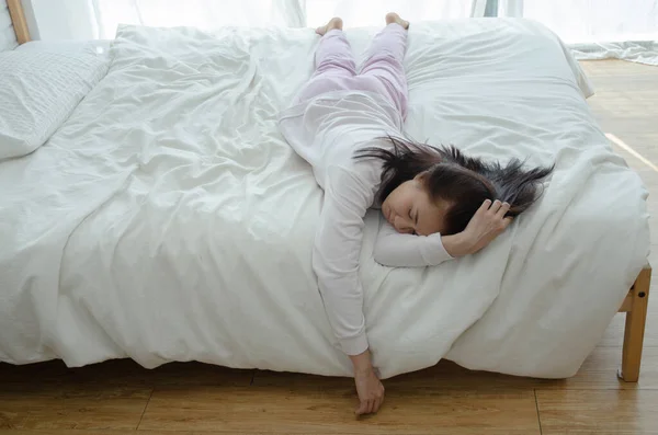 Genç Asyalı Kadın Yatakta Uyurken Sağlık Kavramı — Stok fotoğraf