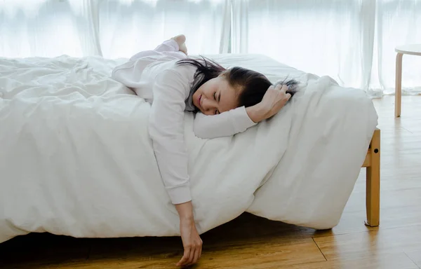 年轻的亚洲女人在床上 睡眠中的健康概念 — 图库照片
