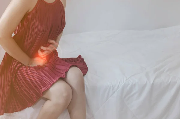Chora Kobieta Bólem Łóżku — Zdjęcie stockowe