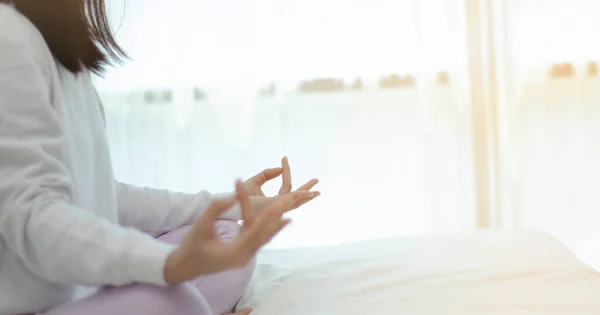 Frau Sitzt Beim Yoga Auf Der Matratze — Stockfoto