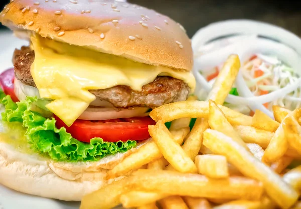 Cheeseburger Delicios Casă Cartofi Prăjiți Salată Ceapă — Fotografie, imagine de stoc