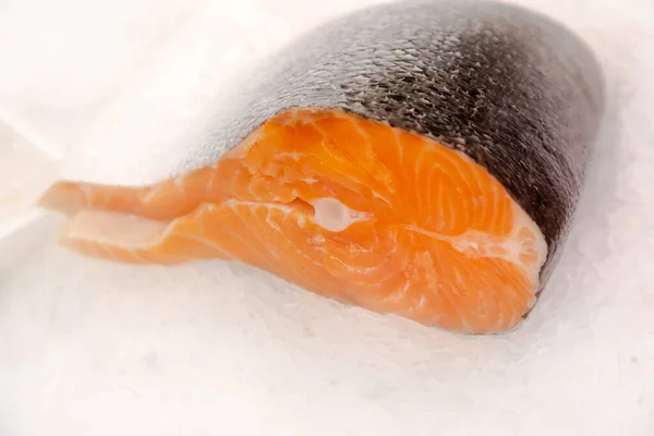 在冰上出售的鲑鱼 — 图库照片