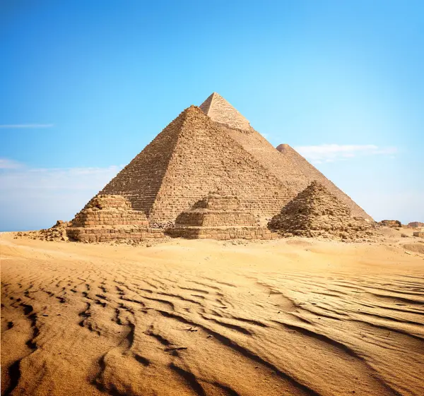 ピラミッドと砂漠の昼間のビュー — ストック写真