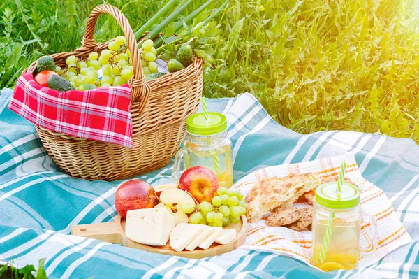 Piknik Rumput Pada Hari Musim Panas Keranjang Anggur Keju Roti — Stok Foto