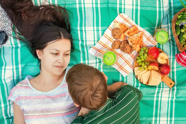 Young Loving Couple Resting Picnic Summer Day — Stock Photo, Image