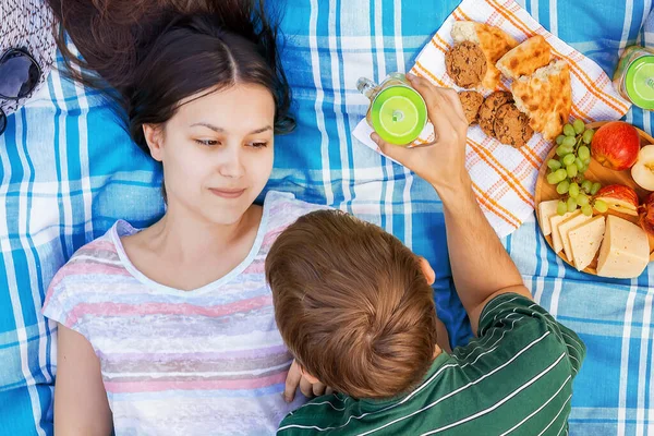 Young Loving Couple Resting Picnic Summer Day — Stock Photo, Image