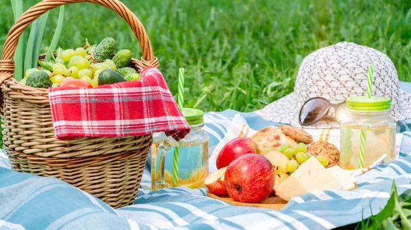 Piknik Trávě Letním Dnu Košík Hrozny Sýr Chléb Jablka Koncept — Stock fotografie