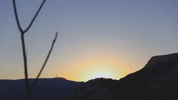 温暖的夕阳西下在岩石山上 美丽的自然背景 — 图库照片