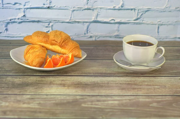 Ontbijt Een Kop Koffie Croissants Sinaasappelschijfjes Close — Stockfoto