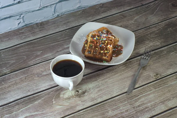 Waffles Vienenses Cobertos Com Gelo Café Preto Close — Fotografia de Stock