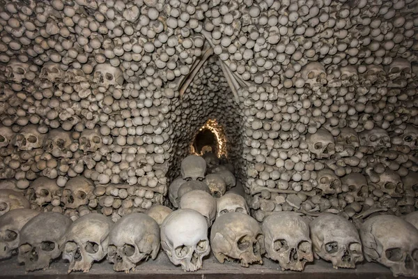 人間の頭蓋骨と骨ゴシック様式の金庫室大量の墓 テクスチャ コスニス クトナ チェコ — ストック写真
