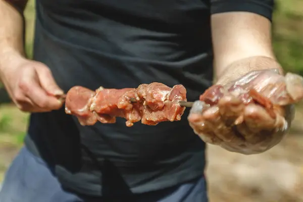 Homem Amarrando Carne Espeto Close — Fotografia de Stock