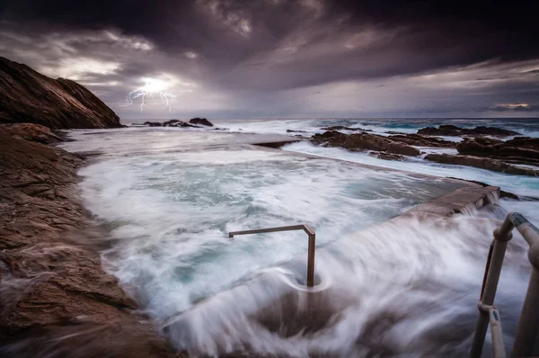 Turbulent Ocean Big Swell Surging Rock Pool Overflows — Stock Photo, Image