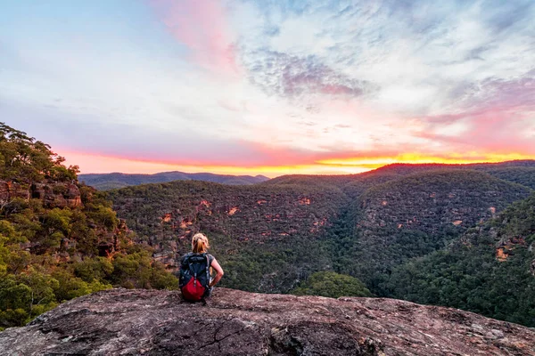 Woman Watching Sunset Remote Mountain Wilderness — Stockfoto