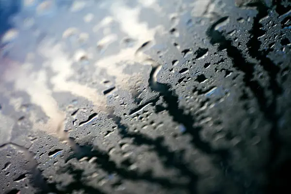 Vatten Droppar Färgglada Makrodroppar Fönster Fantastisk Bakgrund Fin Konst — Stockfoto