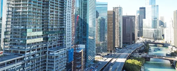 Chicago nehri boyunca panoramik üst görünüm silueti ve ofis binaları