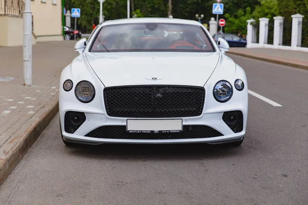Λευκό Ολοκαίνουργιο Πολυτελές Σπορ Αυτοκίνητο Bentley Continental 2018 Κουπέ — Φωτογραφία Αρχείου