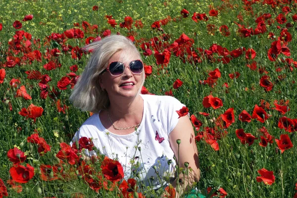Blonde Frau Beeindruckt Von Der Schönheit Des Feldes Mit Mohn — Stockfoto