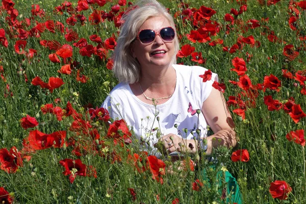 Blond Kvinna Imponerad Skönheten Fältet Med Vallmo — Stockfoto