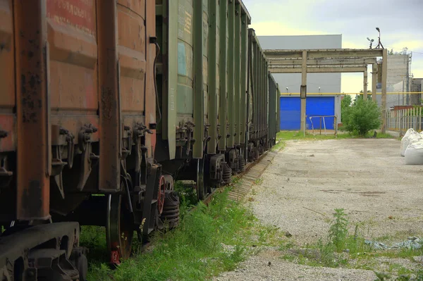 Coches Ferrocarril Callejón Sin Salida Una Antigua Fábrica Abandonada Puerta — Foto de Stock